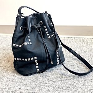 2/$15 ⭐️ Black Studded Crossbody Bucket Bag 0108